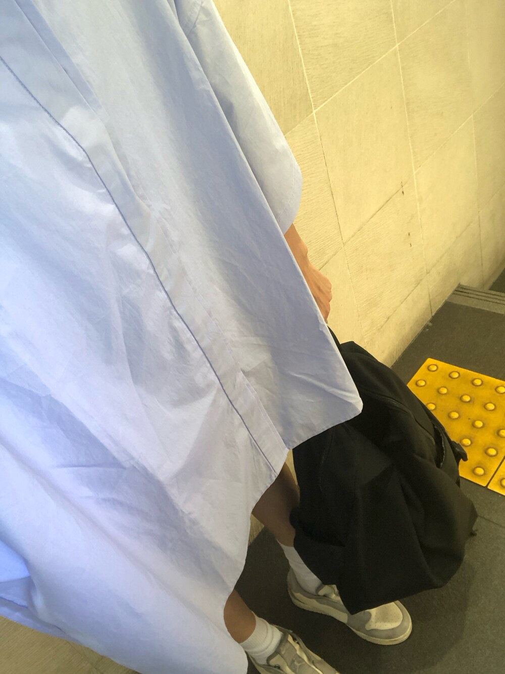 ホワイト系のタンクトップ、パープル系のシャツ/ブラウス、ブラック系のスラックスを着用したレディースの秋コーディネートの5枚目の写真