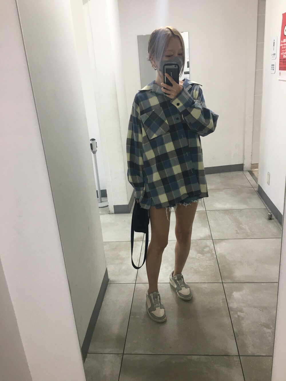 グレー系のスニーカー、ブラック系のショルダーバッグ、ブルー系のシャツ/ブラウスを着用したレディースの秋コーディネートの4枚目の写真