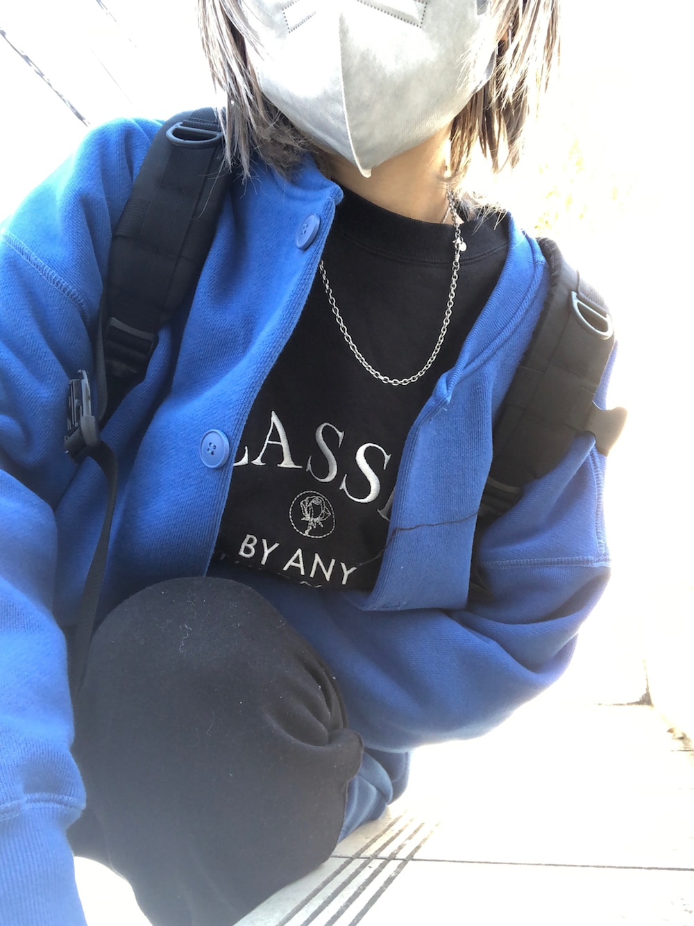 ブラック系のその他パンツ、ブルー系のカーディガン/ボレロ、ブラック系のスウェットを着用したレディースの冬コーディネートの4枚目の写真