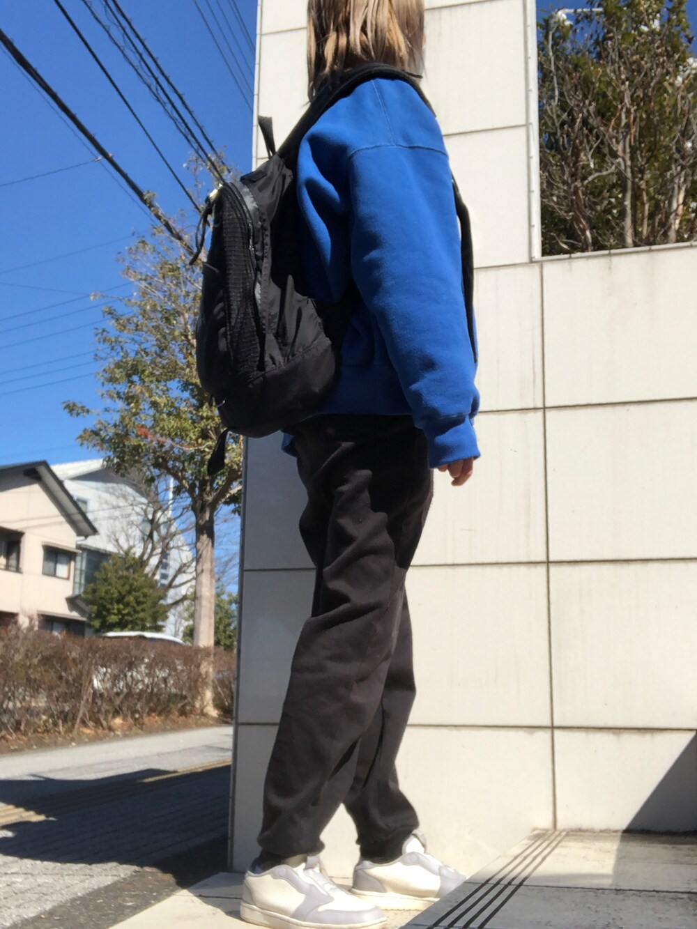 ブラック系のその他パンツ、ブルー系のカーディガン/ボレロ、ブラック系のスウェットを着用したレディースの冬コーディネートの2枚目の写真