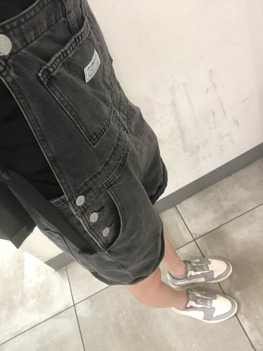 グレー系のスニーカー、ブラック系のサロペット/オーバーオール、ブラック系のバックパック/リュックを着用したレディースの夏コーディネートの4枚目の写真