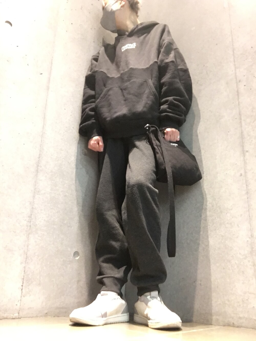 グレー系のスニーカー、ブラック系のショルダーバッグ、ブラック系のその他パンツを着用したレディースの冬コーディネートの2枚目の写真