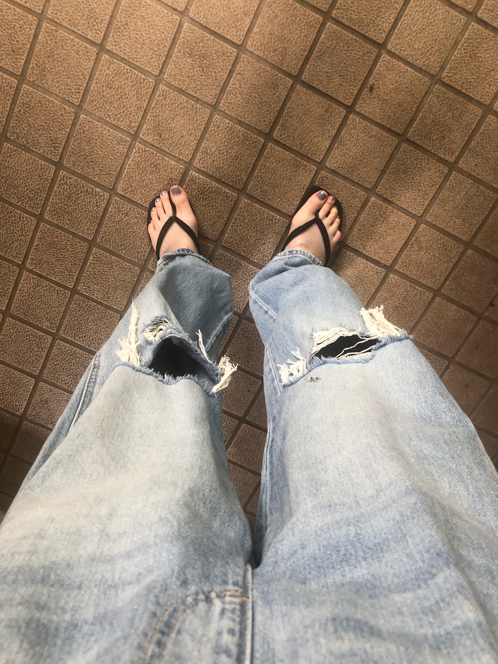 ブルー系のサロペット/オーバーオール、ブラック系のサンダル、ブラック系のタンクトップを着用したレディースの秋コーディネートの4枚目の写真