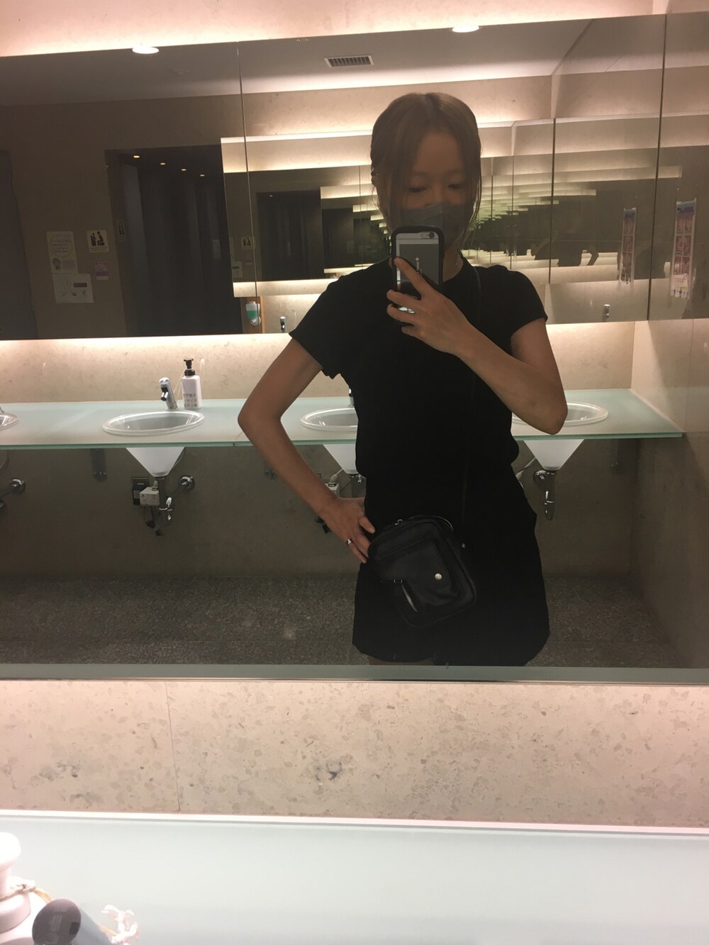 シルバー系のパンプス、ブラック系のショルダーバッグ、シルバー系のネックレスを着用したレディースの秋コーディネートの3枚目の写真