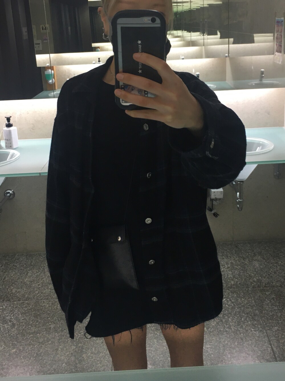 ブラック系のシャツ/ブラウス、ブラック系のショルダーバッグ、ブラック系のスニーカーを着用したレディースの秋コーディネートの4枚目の写真