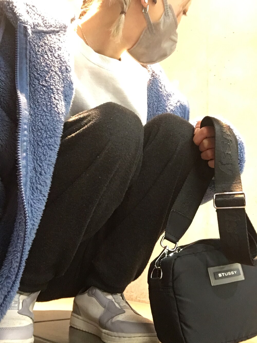 ブラック系のその他パンツ、ブルー系のパーカー、ブラック系のショルダーバッグを着用したレディースの冬コーディネートの3枚目の写真