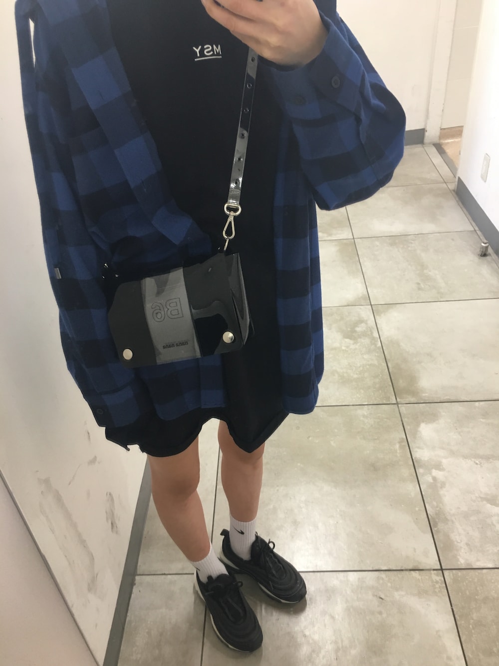 ブラック系のスニーカー、ブルー系のその他アウター、ブラック系のショルダーバッグを着用したレディースの秋コーディネートの3枚目の写真