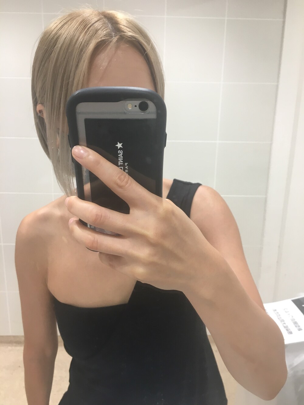 ブラック系のつなぎ/オールインワン、ブラック系のチューブトップ、ゴールド系のサンダルを着用したレディースの秋コーディネートの4枚目の写真