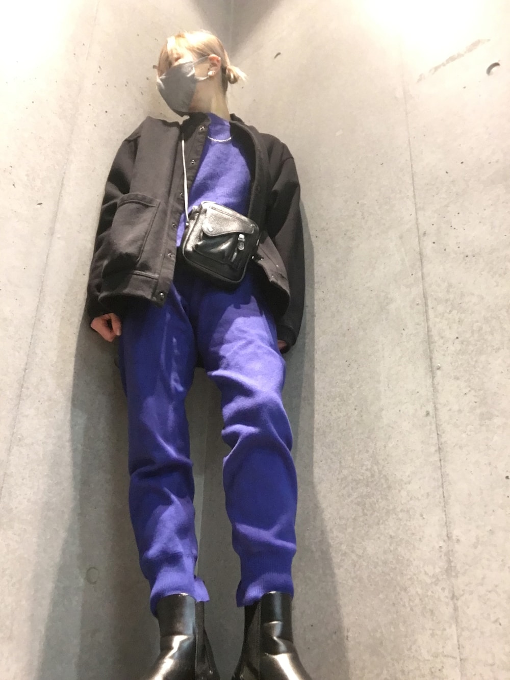 ブルー系のその他パンツ、ブルー系のニット/セーター、ホワイト系のブーツを着用したレディースの冬コーディネートの2枚目の写真