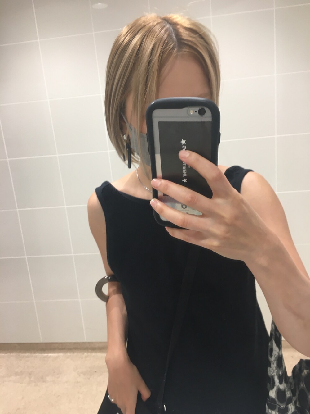 ブラック系のタンクトップ、ブラック系のサンダル、ブラック系のショルダーバッグを着用したレディースの秋コーディネートの2枚目の写真