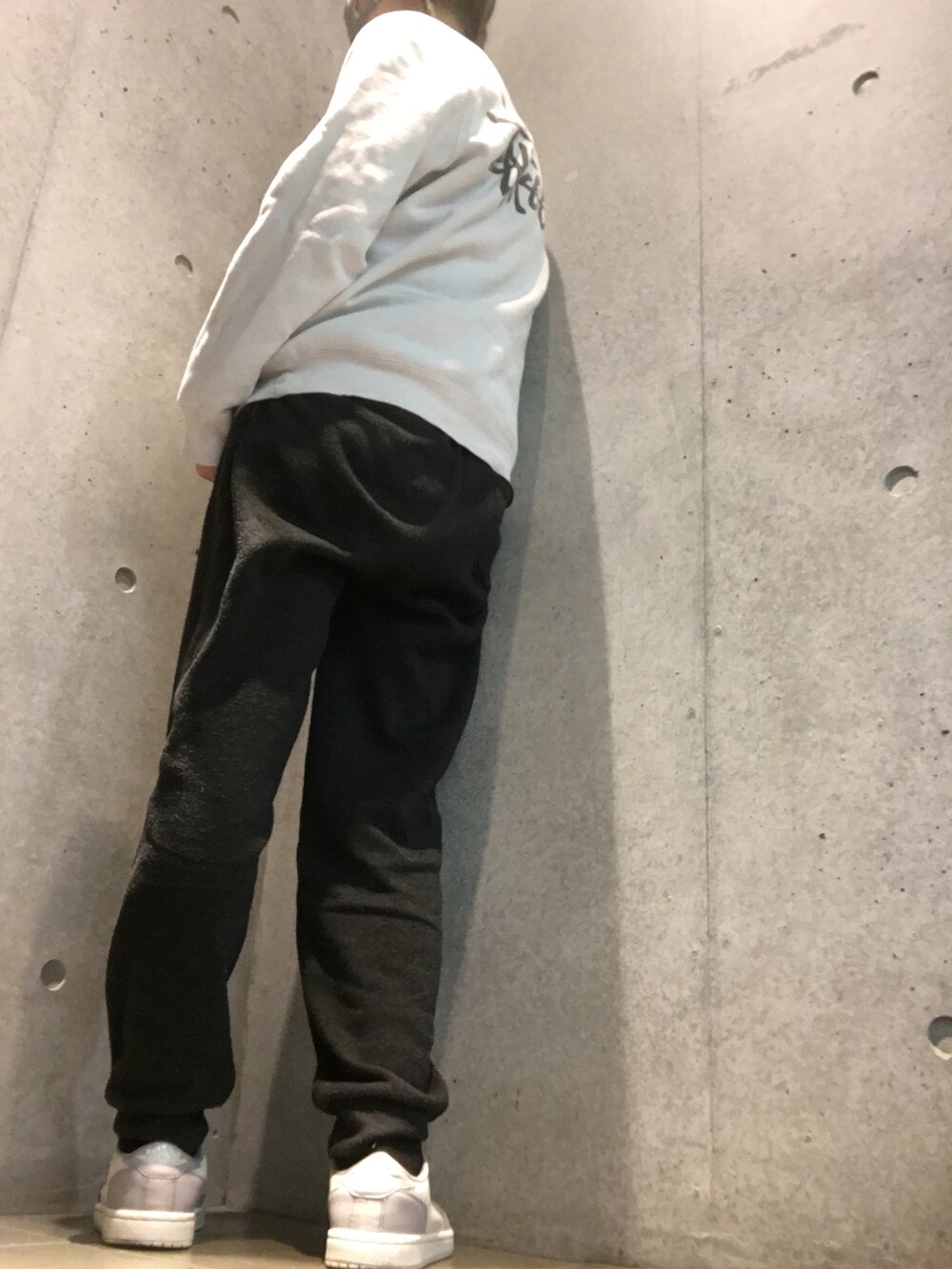 ブラック系のその他パンツ、ブルー系のパーカー、ブラック系のショルダーバッグを着用したレディースの冬コーディネートの4枚目の写真