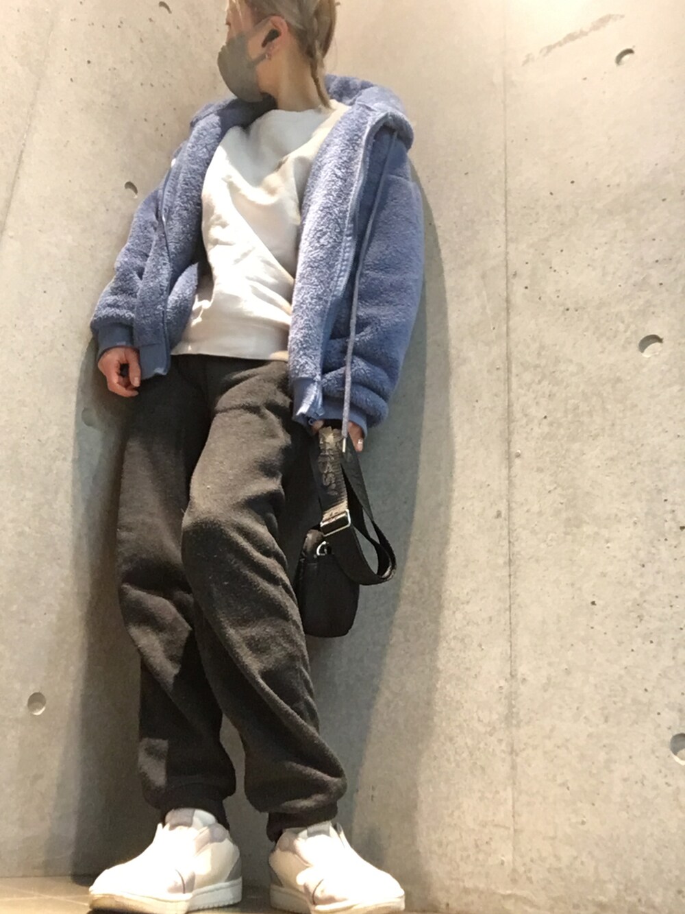 ブラック系のその他パンツ、ブルー系のパーカー、ブラック系のショルダーバッグを着用したレディースの冬コーディネートの2枚目の写真