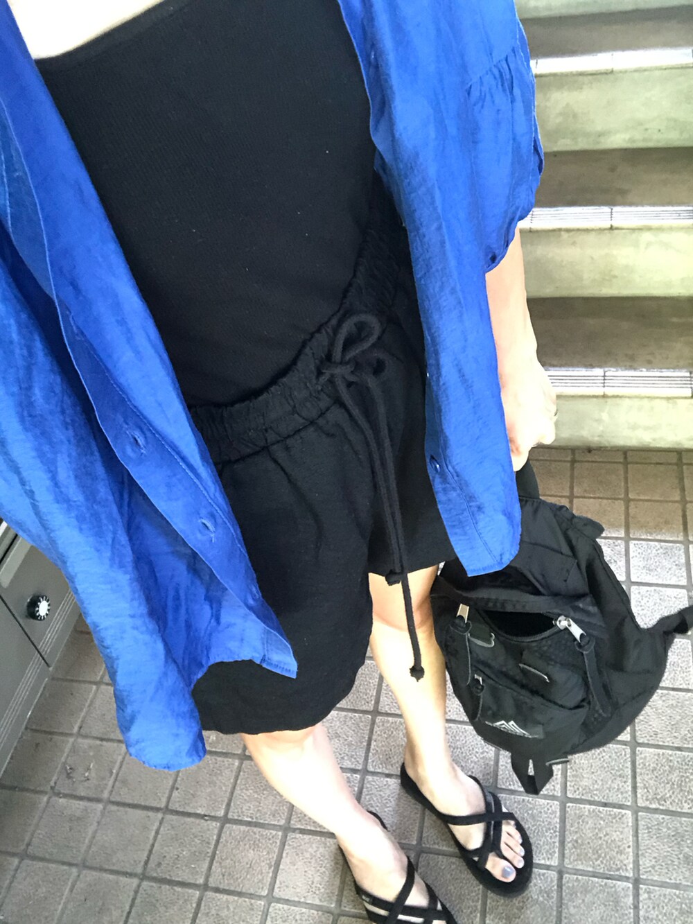 ブラック系のその他パンツ、ブラック系のバックパック/リュック、ブラック系のサンダルを着用したレディースの秋コーディネートの3枚目の写真