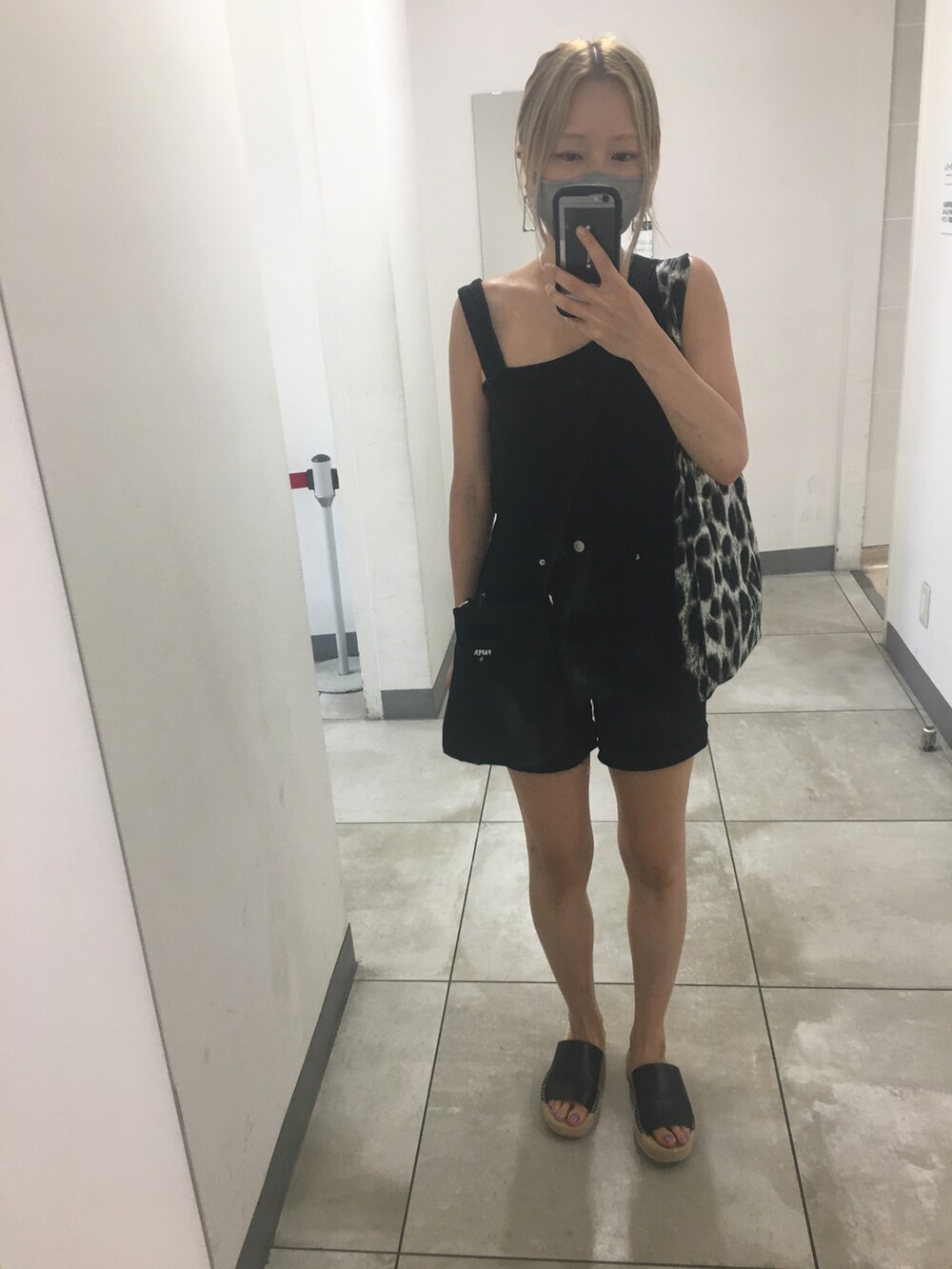 ブラック系のサンダル、ブラック系のショルダーバッグ、ブラック系のタンクトップを着用したレディースの秋コーディネートの4枚目の写真