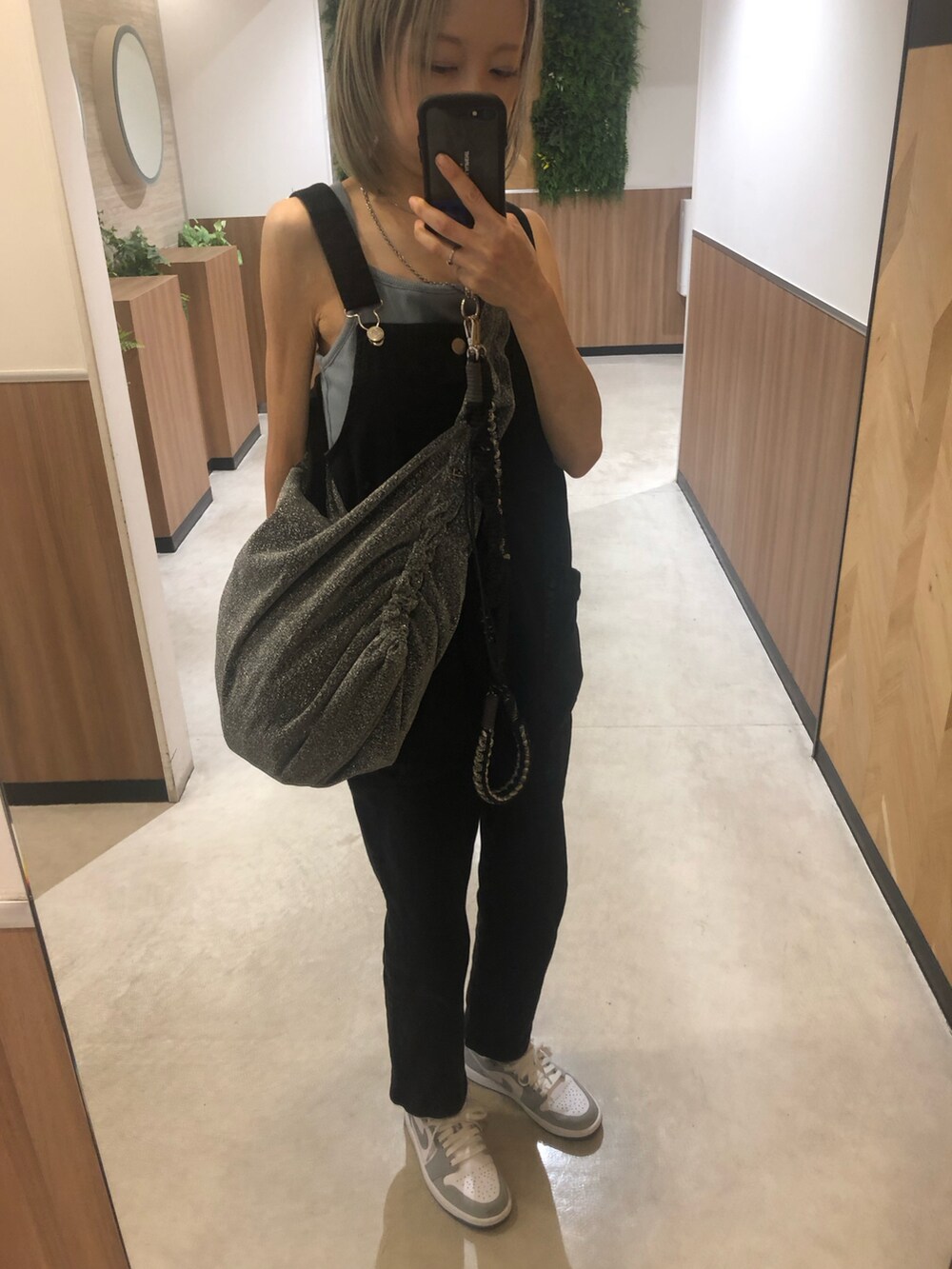 ブラック系のサロペット/オーバーオール、グレー系のスニーカー、シルバー系のリングを着用したレディースの夏コーディネートの2枚目の写真