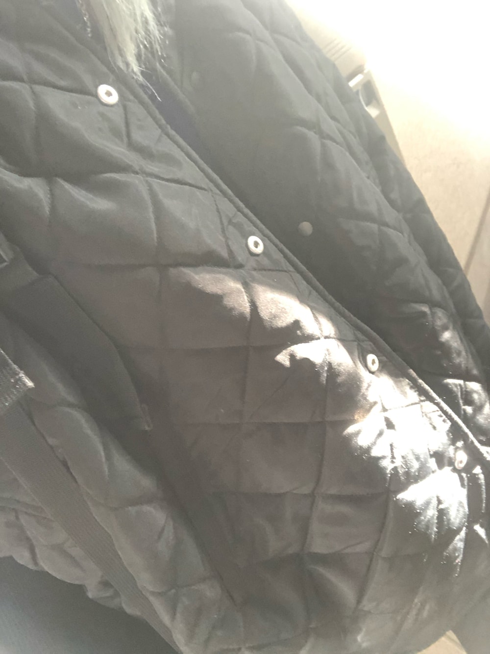 ブラック系のデニムパンツ、ブラック系のブルゾン、レッド系のショルダーバッグを着用したレディースの冬コーディネートの4枚目の写真