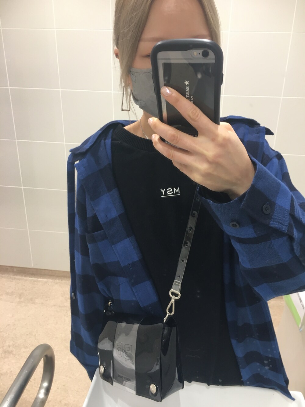 ブラック系のスニーカー、ブルー系のその他アウター、ブラック系のショルダーバッグを着用したレディースの秋コーディネートの4枚目の写真