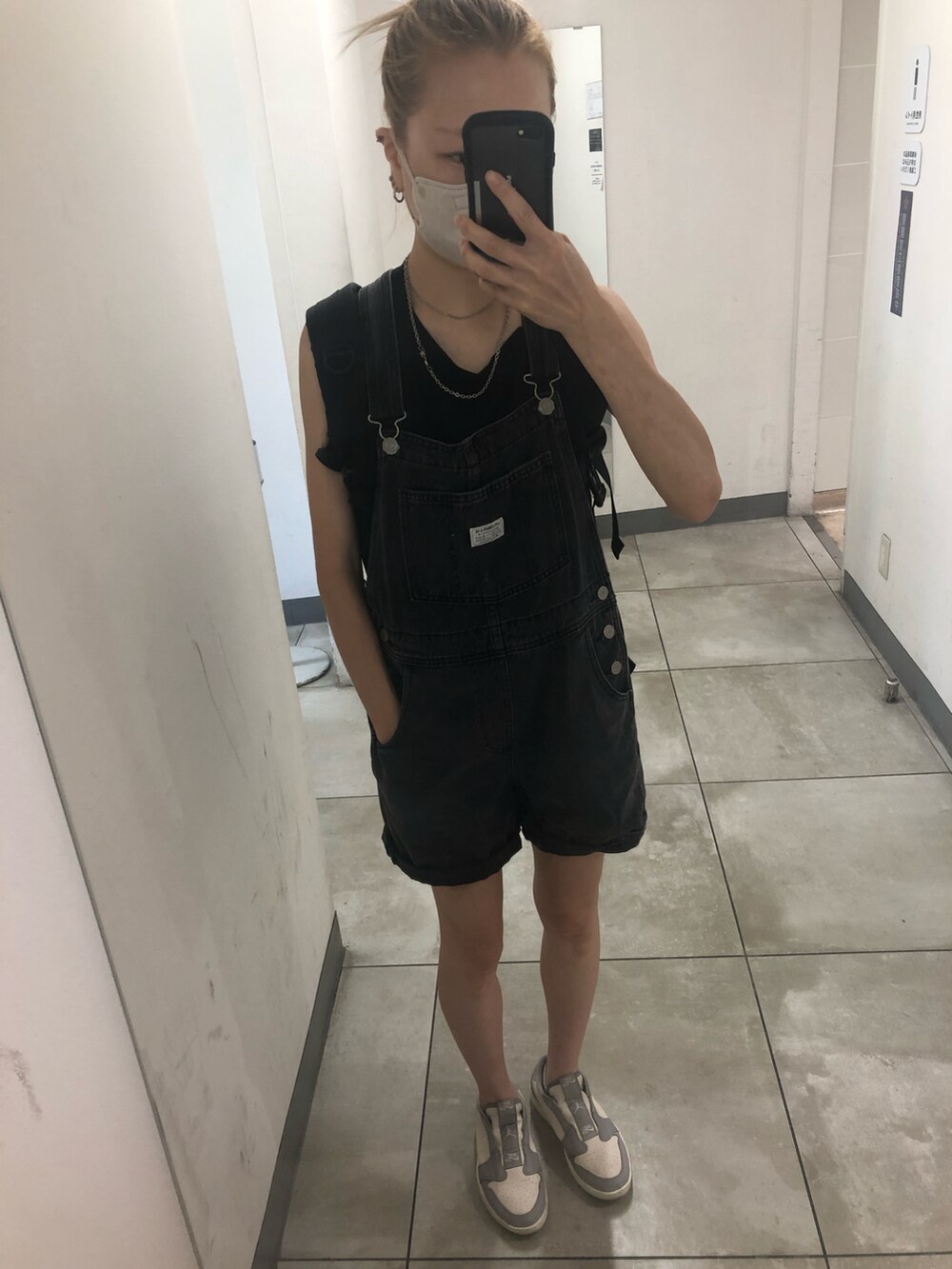 グレー系のスニーカー、ブラック系のサロペット/オーバーオール、ブラック系のバックパック/リュックを着用したレディースの夏コーディネートの3枚目の写真