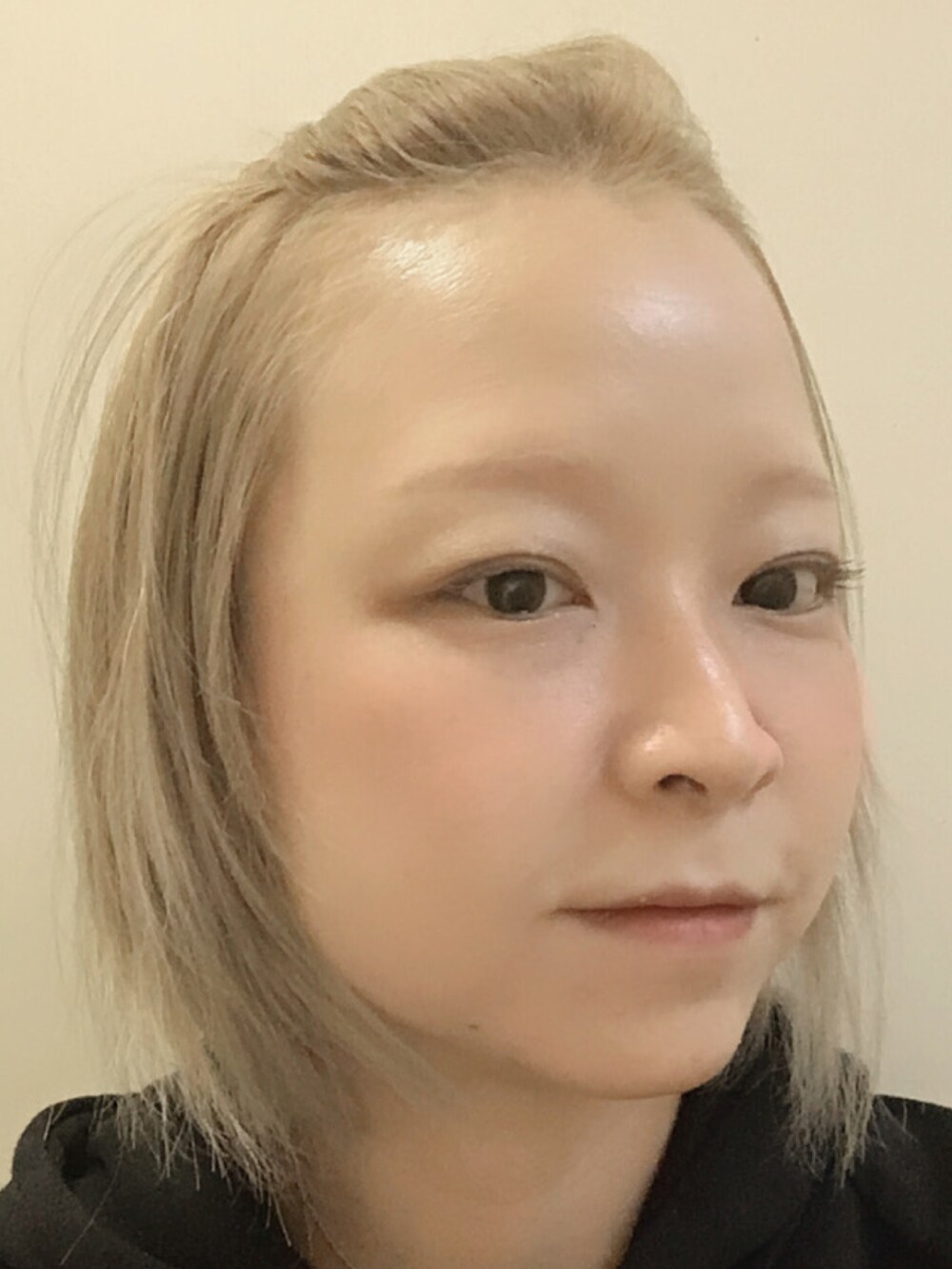 シルバー系のピアス（両耳用）、シルバー系のネックレスを着用したレディースの秋コーディネートの2枚目の写真