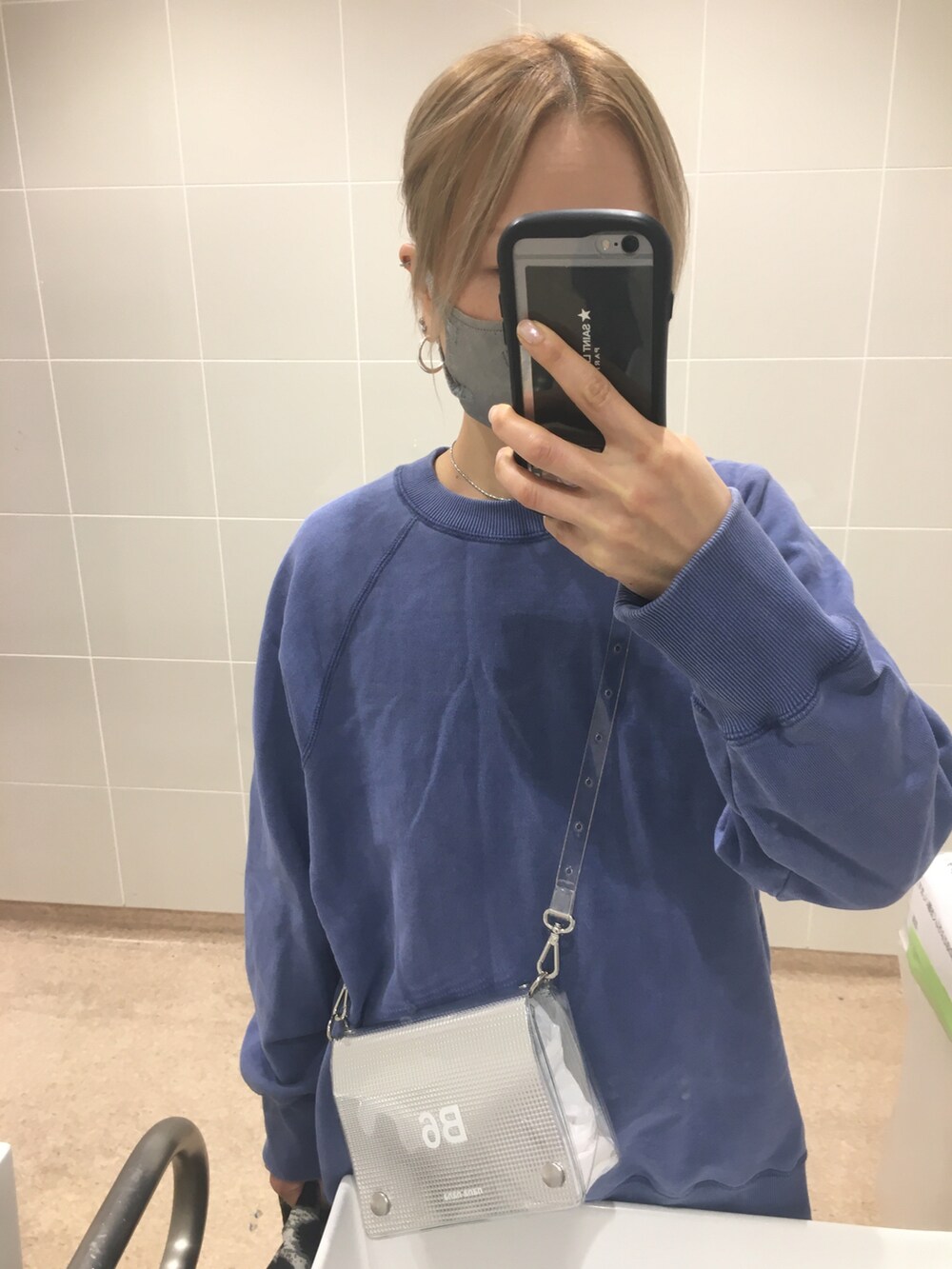 グレー系のその他パンツ、グレー系のスニーカー、シルバー系のバッグを着用したレディースの秋コーディネートの4枚目の写真