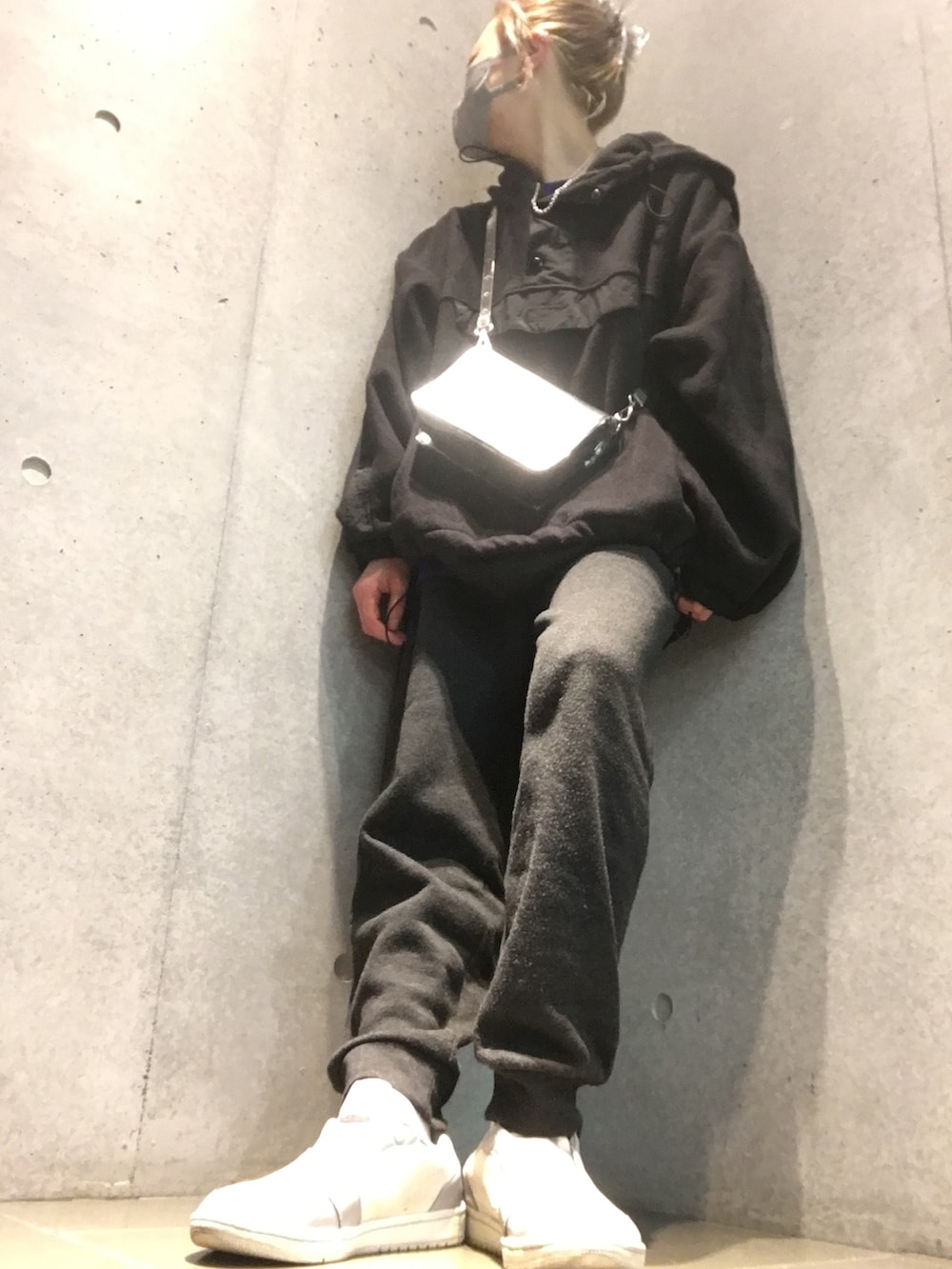 グレー系のスニーカー、ブラック系のその他パンツ、ブラック系のTシャツ/カットソーを着用したレディースの冬コーディネートの2枚目の写真