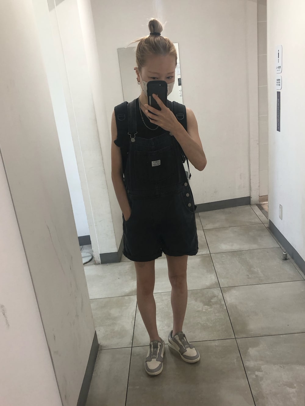 グレー系のスニーカー、ブラック系のサロペット/オーバーオール、ブラック系のバックパック/リュックを着用したレディースの夏コーディネートの5枚目の写真