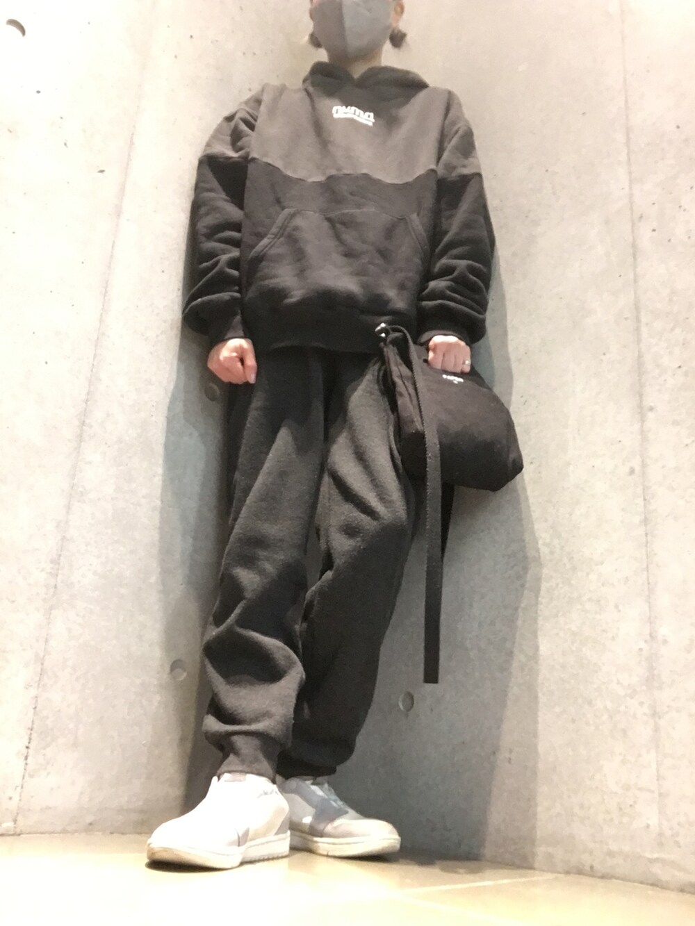 グレー系のスニーカー、ブラック系のショルダーバッグ、ブラック系のその他パンツを着用したレディースの冬コーディネートの3枚目の写真