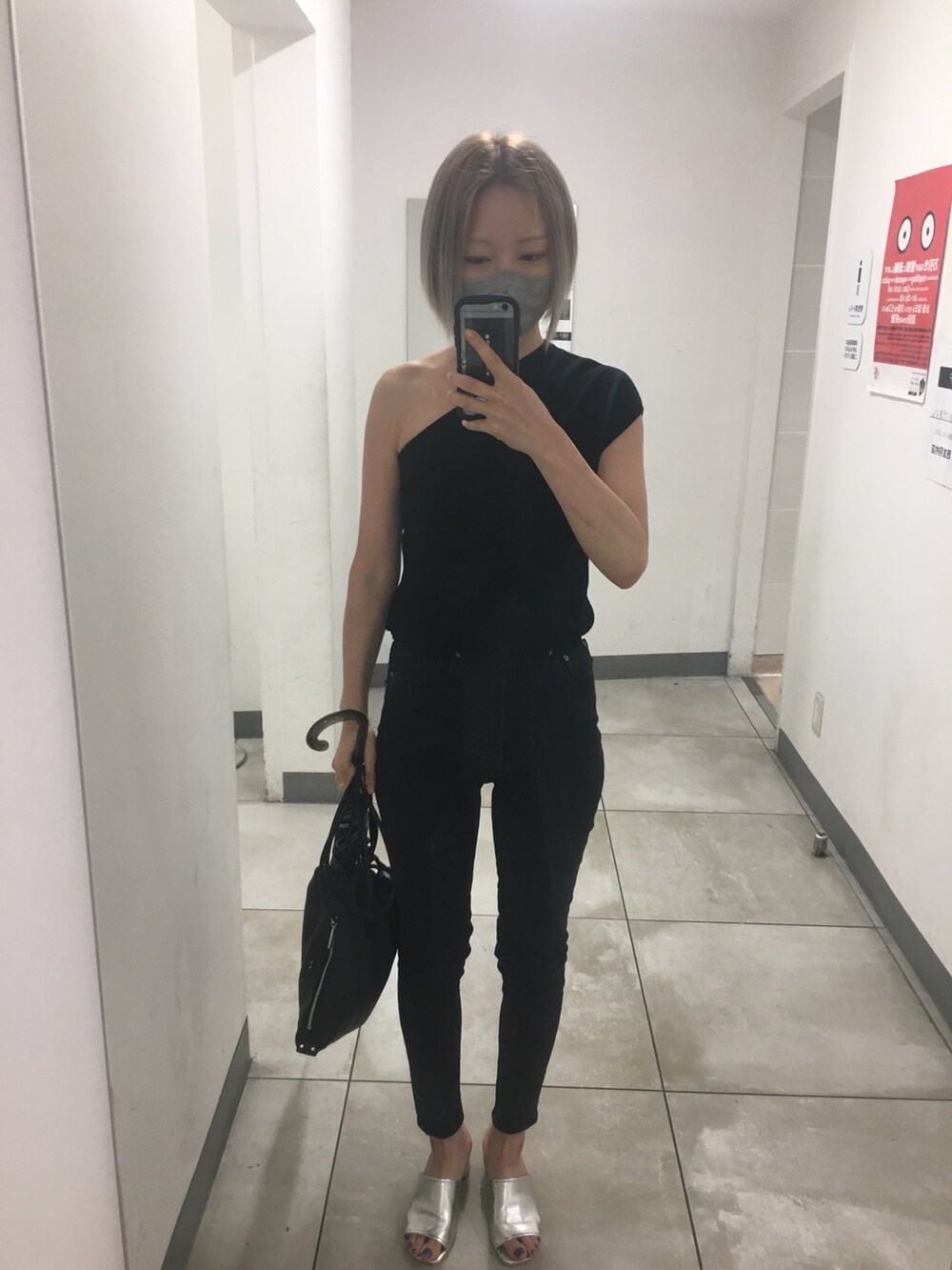 ブラック系のTシャツ/カットソー、ブラック系のデニムパンツ、ブラック系のショルダーバッグを着用したレディースの秋コーディネートの2枚目の写真