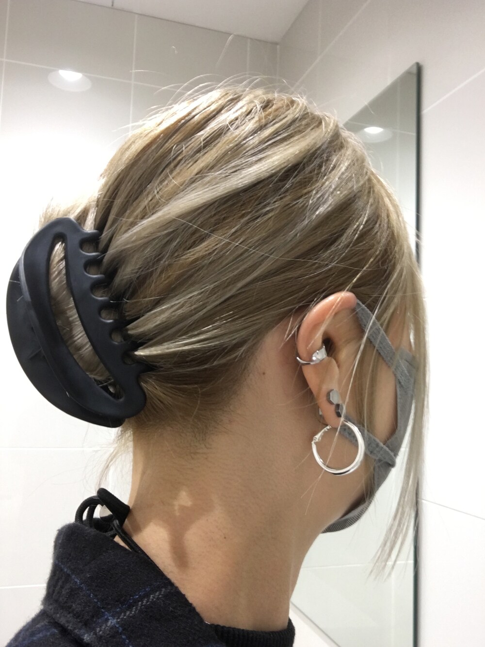 ブラック系のシャツ/ブラウス、ブラック系のワンピース、ブラック系のその他パンツを着用したレディースの秋コーディネートの5枚目の写真