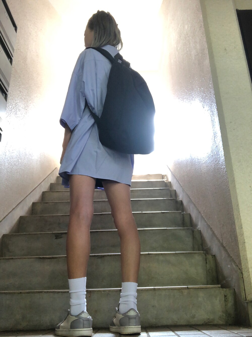 ホワイト系のタンクトップ、パープル系のシャツ/ブラウス、ブラック系のスラックスを着用したレディースの秋コーディネートの2枚目の写真