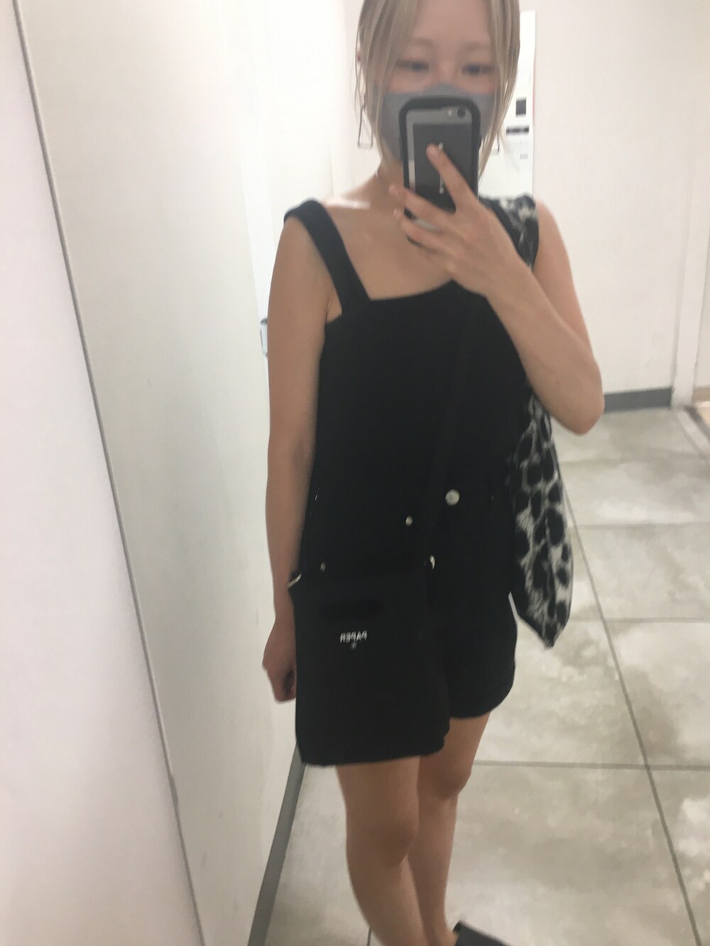 ブラック系のサンダル、ブラック系のショルダーバッグ、ブラック系のタンクトップを着用したレディースの秋コーディネートの3枚目の写真