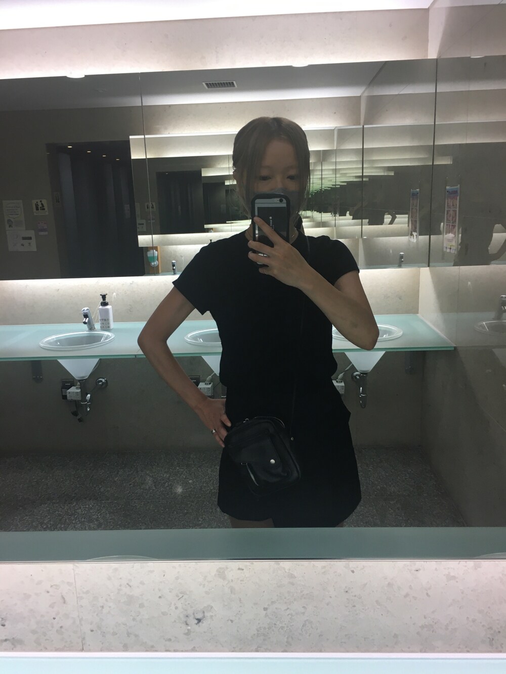 シルバー系のパンプス、ブラック系のショルダーバッグ、シルバー系のネックレスを着用したレディースの秋コーディネートの2枚目の写真