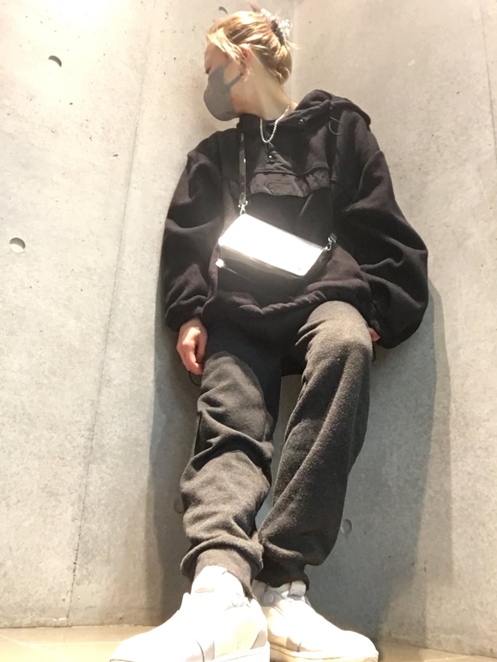 グレー系のスニーカー、ブラック系のその他パンツ、ブラック系のTシャツ/カットソーを着用したレディースの冬コーディネートの5枚目の写真