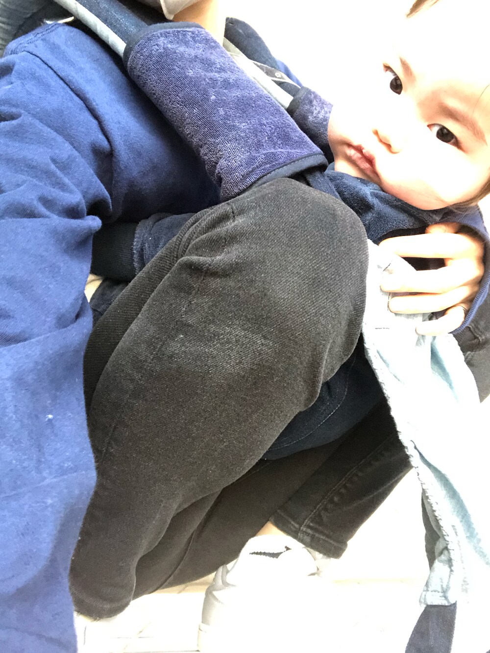 ブラック系のデニムパンツ、グレー系のスニーカー、シルバー系のバッグを着用したレディースの春コーディネートの4枚目の写真