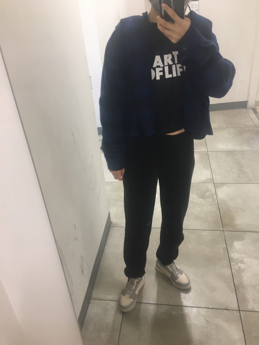 グレー系のスニーカー、ブラック系のその他パンツ、ブラック系のショルダーバッグを着用したレディースの秋コーディネートの5枚目の写真