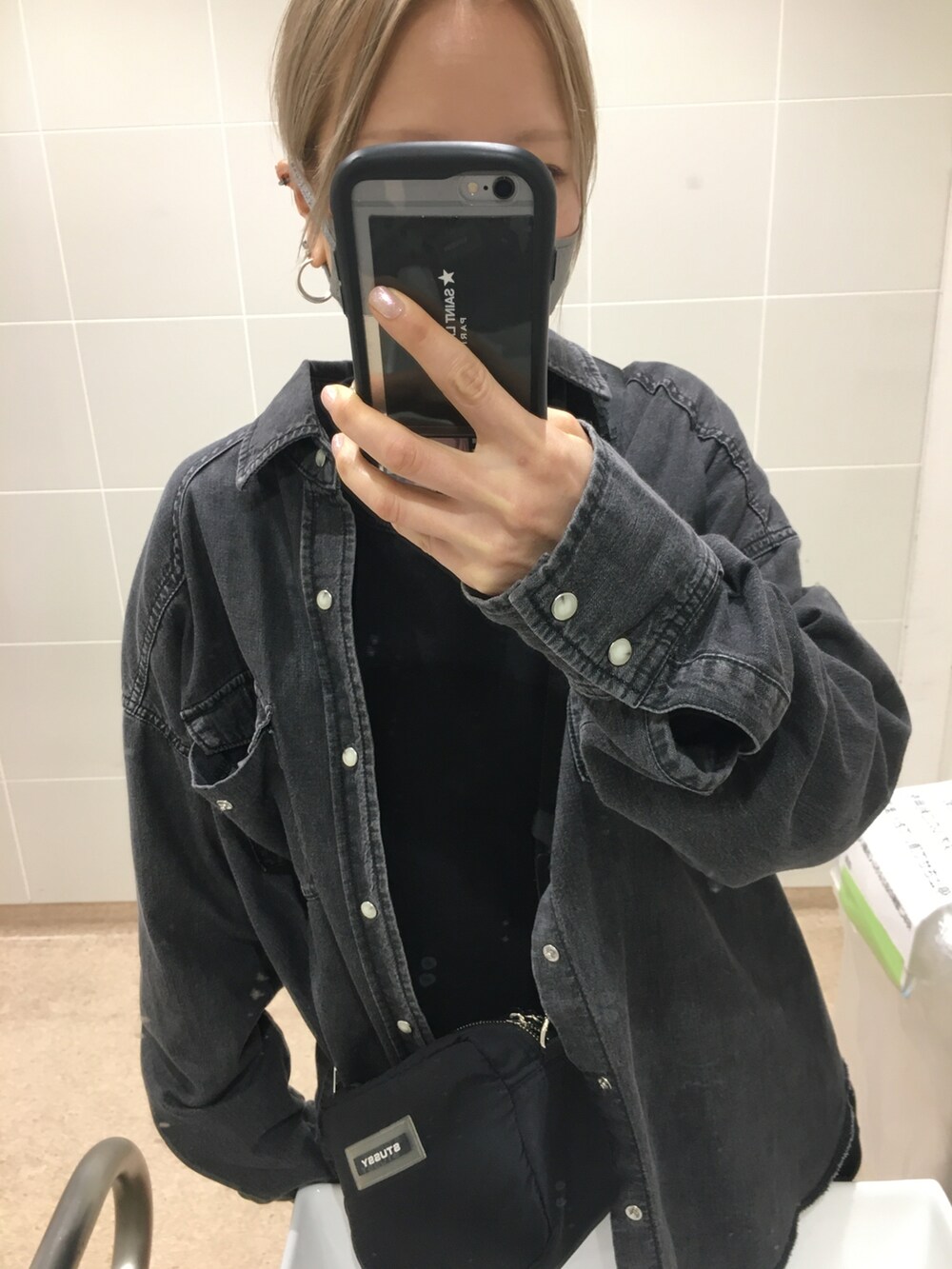 ブラック系のシャツ/ブラウス、ブラック系のTシャツ/カットソー、ブラック系のショルダーバッグを着用したレディースの秋コーディネートの4枚目の写真