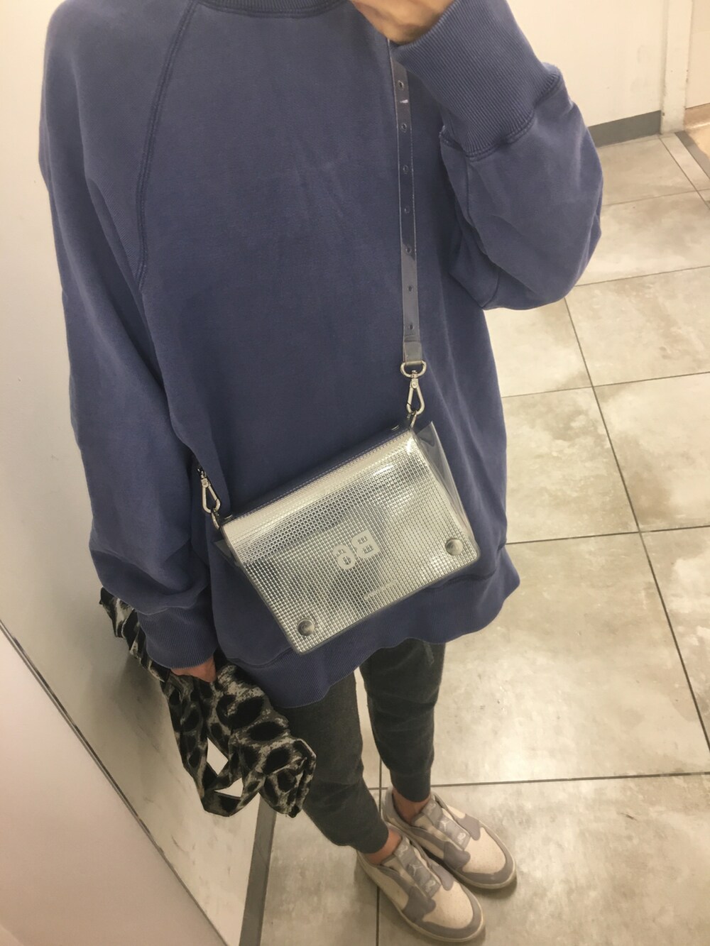 グレー系のその他パンツ、グレー系のスニーカー、シルバー系のバッグを着用したレディースの秋コーディネートの2枚目の写真