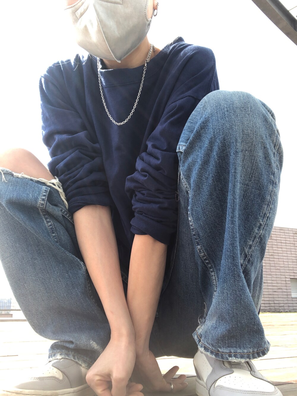 ブルー系のデニムパンツ、グレー系のスニーカー、ブルー系のTシャツ/カットソーを着用したレディースの春コーディネートの4枚目の写真