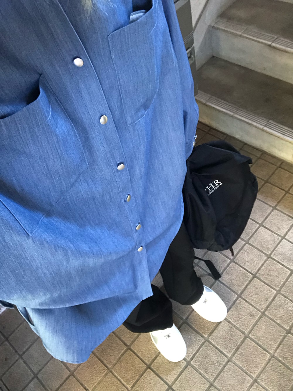 ブルー系のシャツ/ブラウス、ブラック系のその他パンツ、ホワイト系のスニーカーを着用したレディースの秋コーディネートの4枚目の写真