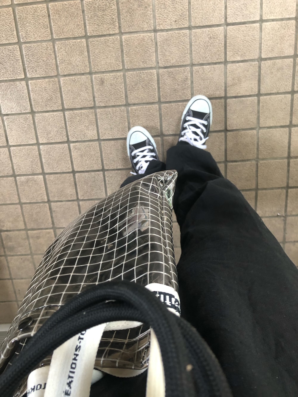 ブラック系のつなぎ/オールインワン、ブラック系のスニーカー、ブラック系のショルダーバッグを着用したレディースの夏コーディネートの4枚目の写真