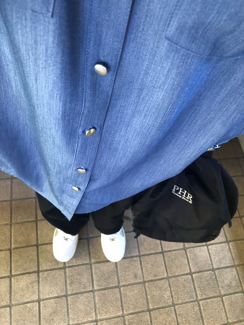 ブルー系のシャツ/ブラウス、ブラック系のその他パンツ、ホワイト系のスニーカーを着用したレディースの秋コーディネートの5枚目の写真