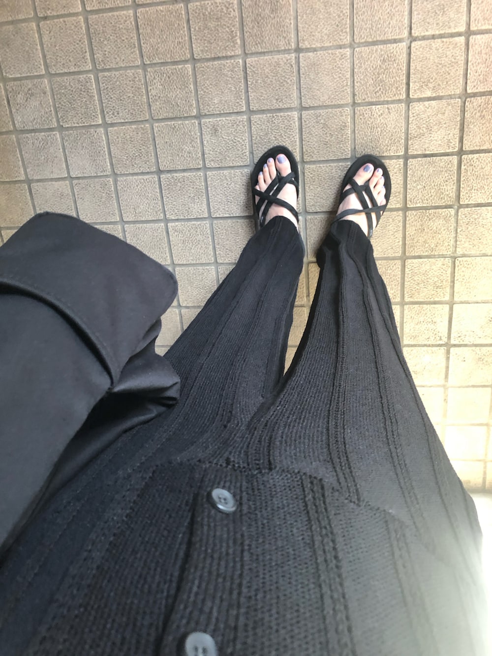 ブラック系のサンダル、ブラック系のサロペット/オーバーオール、ブラック系のショルダーバッグを着用したレディースの秋コーディネートの4枚目の写真