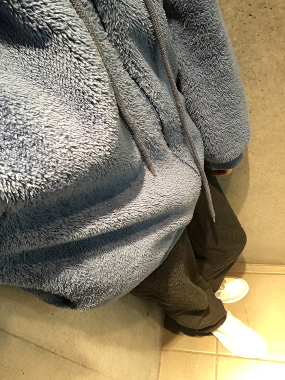 ブラック系のその他パンツ、ブルー系のパーカー、ブラック系のショルダーバッグを着用したレディースの冬コーディネートの5枚目の写真