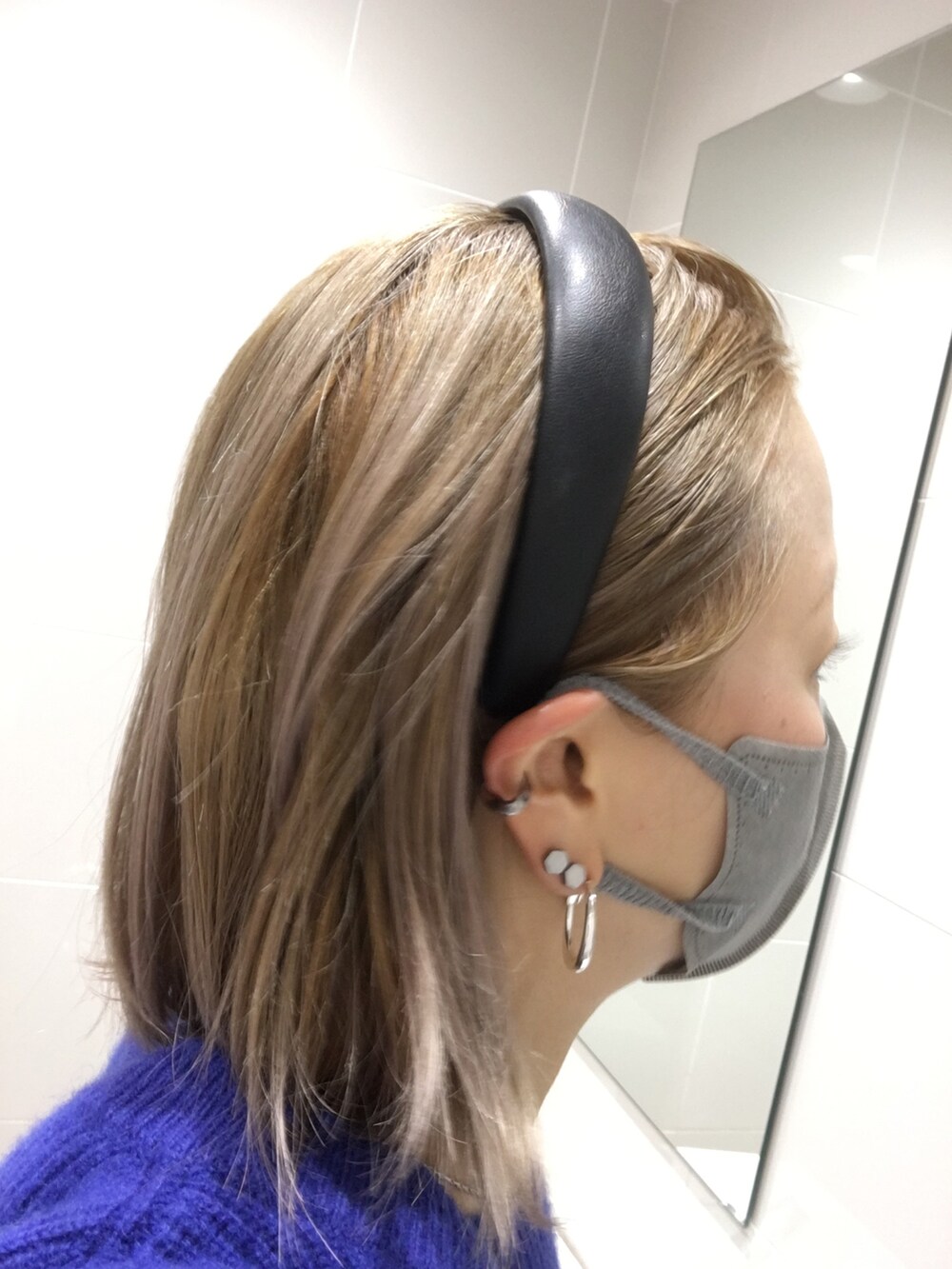 ブラック系のその他パンツ、ブラック系のショルダーバッグ、ブルー系のニット/セーターを着用したレディースの秋コーディネートの5枚目の写真