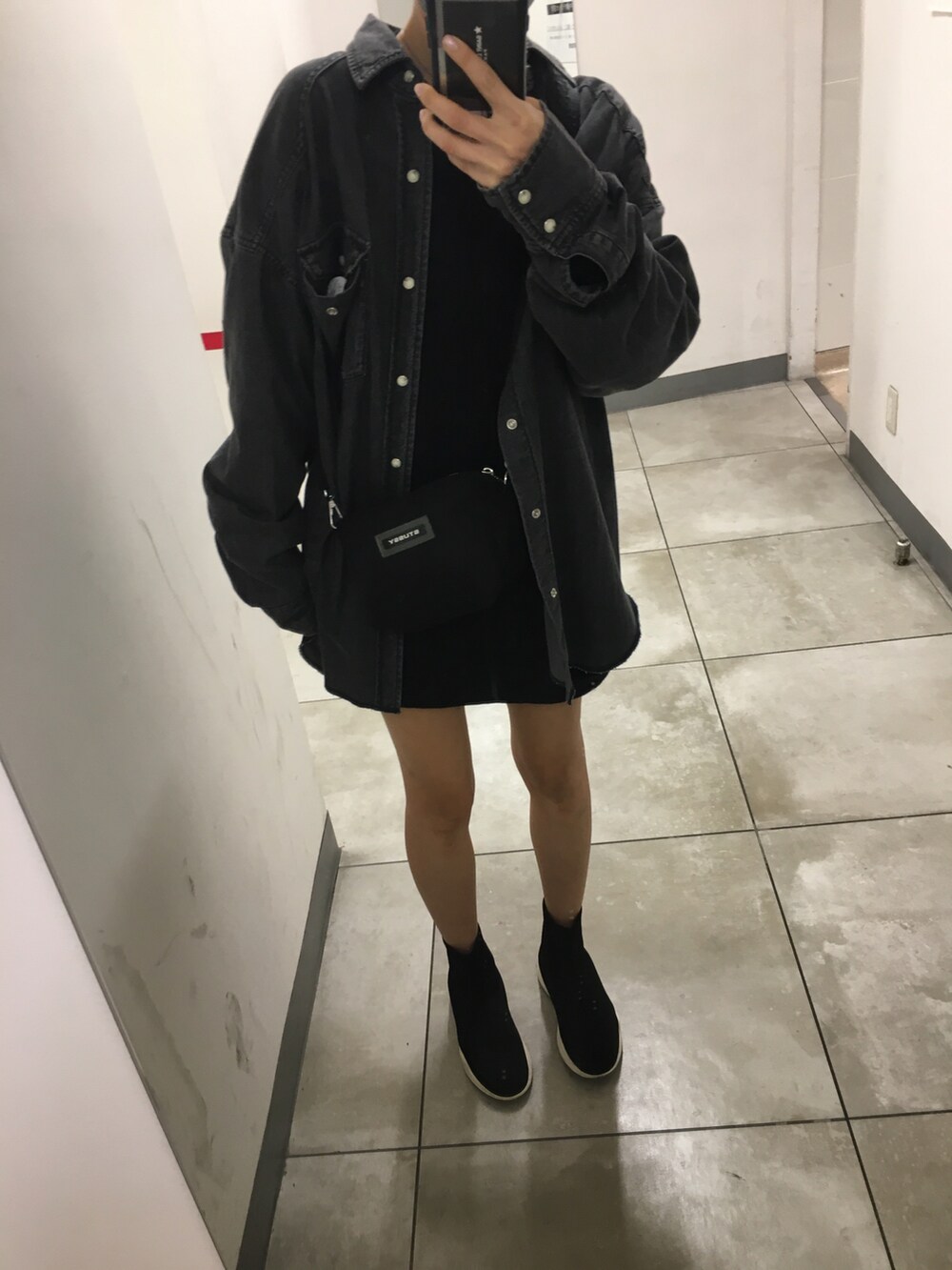 ブラック系のシャツ/ブラウス、ブラック系のTシャツ/カットソー、ブラック系のショルダーバッグを着用したレディースの秋コーディネートの3枚目の写真