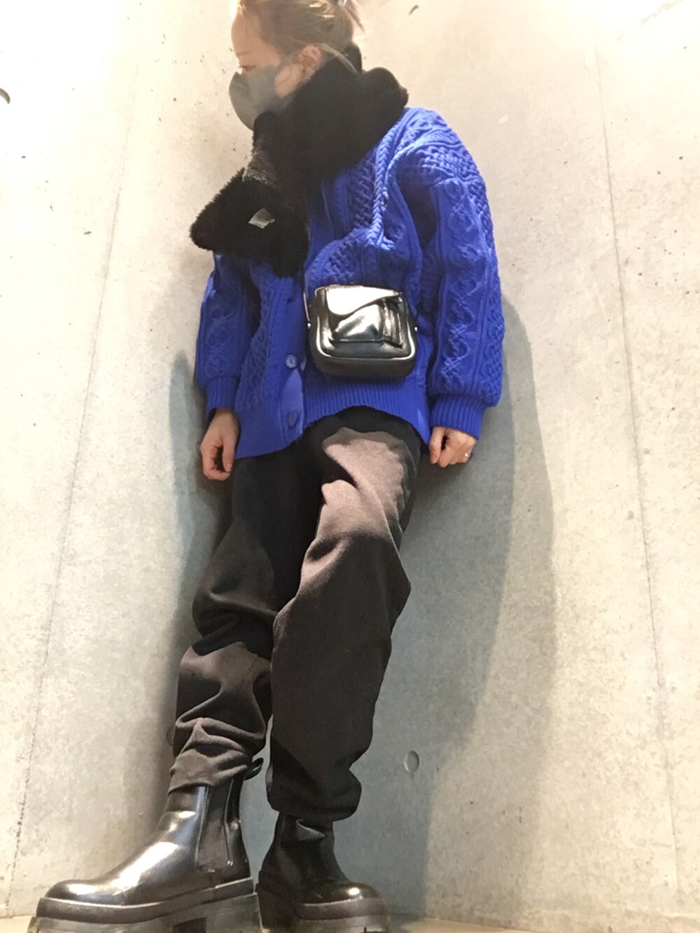 ブルー系のニット/セーター、ブラック系のその他パンツ、ホワイト系のブーツを着用したレディースの冬コーディネートの4枚目の写真