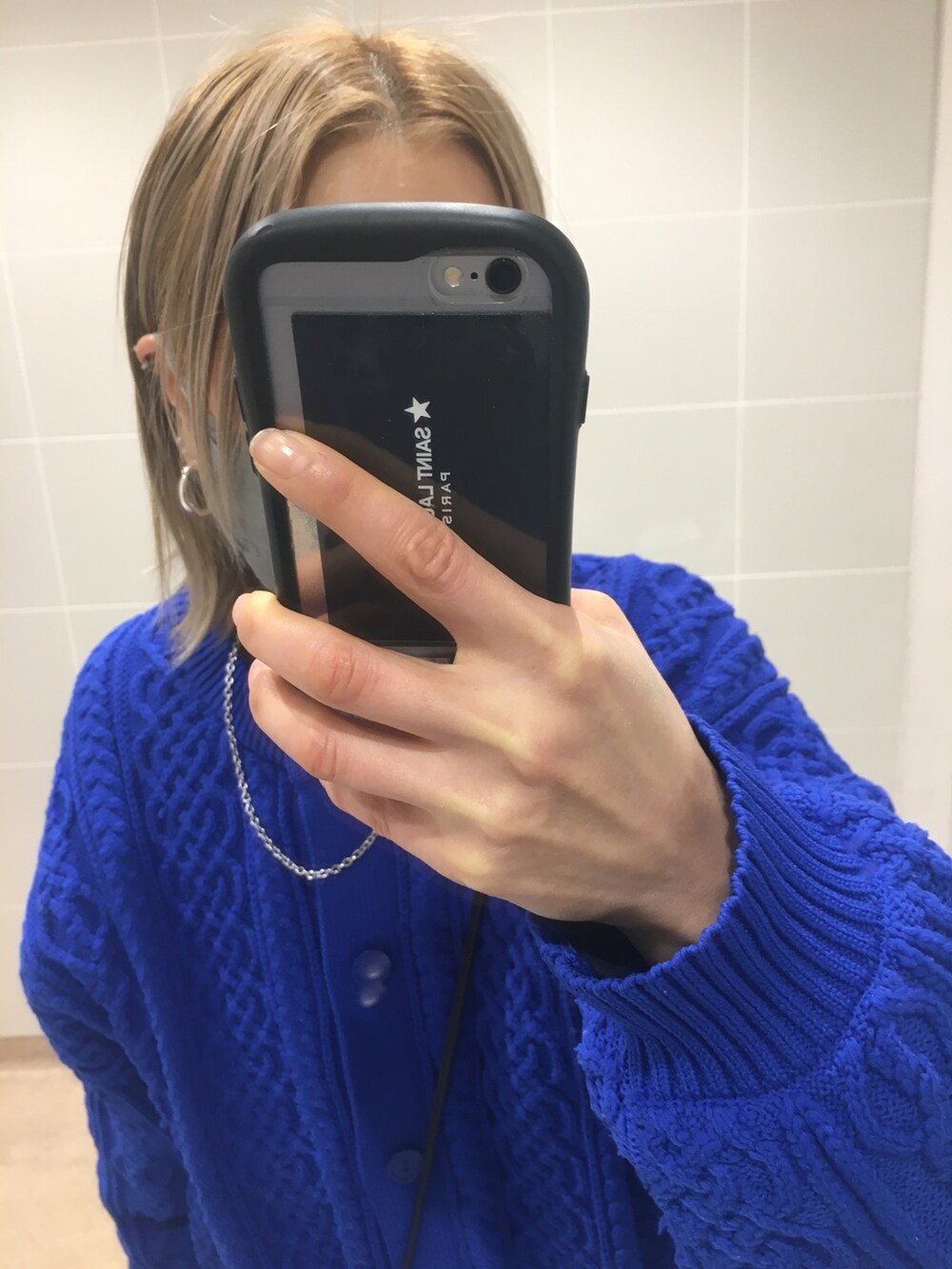 ブラック系のブーツ、ブルー系のニット/セーター、ブラック系のデニムパンツを着用したレディースの冬コーディネートの5枚目の写真