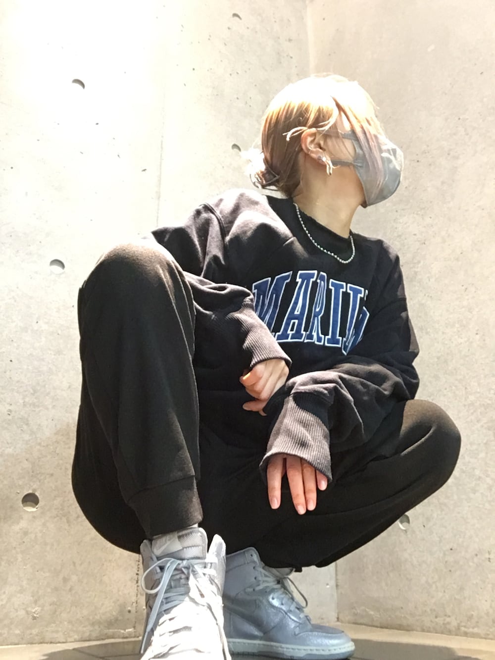 ブラック系のスウェット、ブラック系のその他パンツ、シルバー系のスニーカーを着用したレディースの秋コーディネートの2枚目の写真