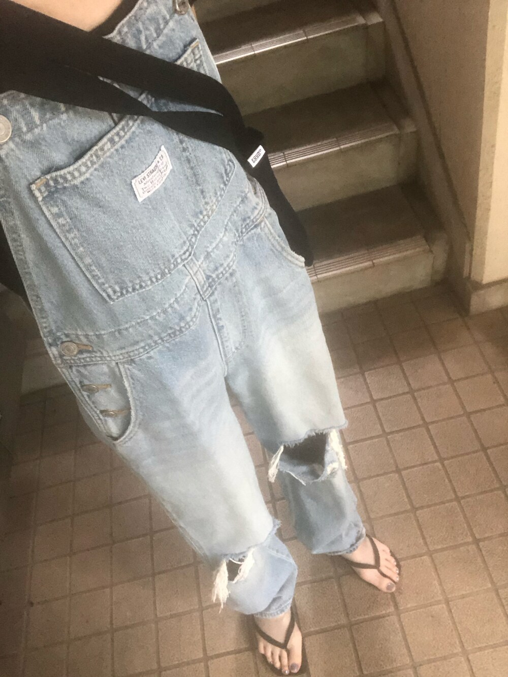 ブルー系のサロペット/オーバーオール、ブラック系のサンダル、ブラック系のタンクトップを着用したレディースの秋コーディネートの3枚目の写真