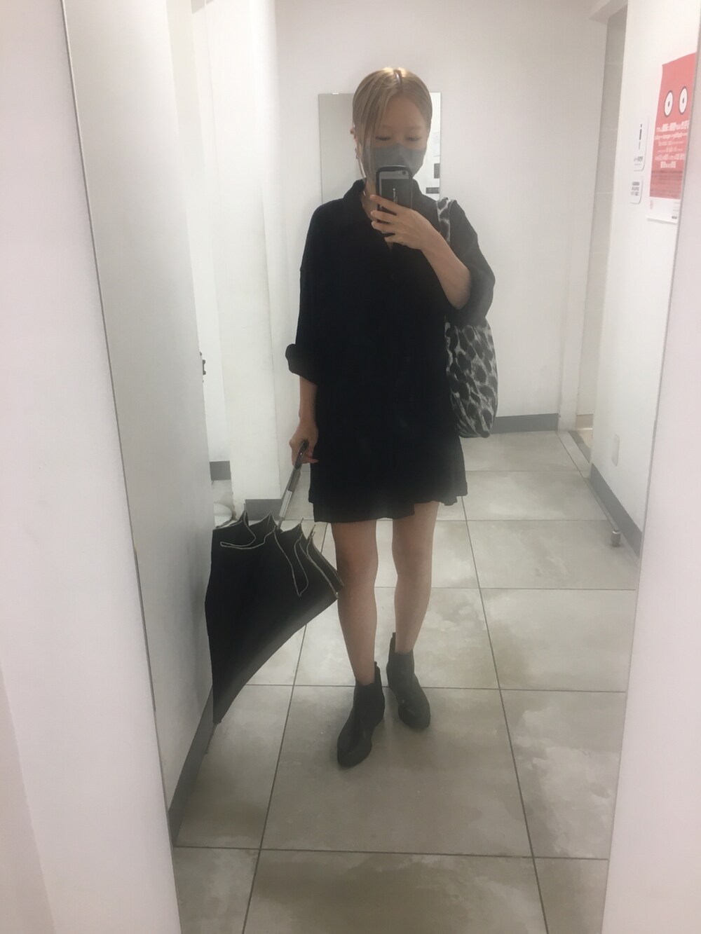 ブラック系のシャツ/ブラウス、ブラック系のブーツ、グレー系のトートバッグを着用したレディースの秋コーディネートの4枚目の写真